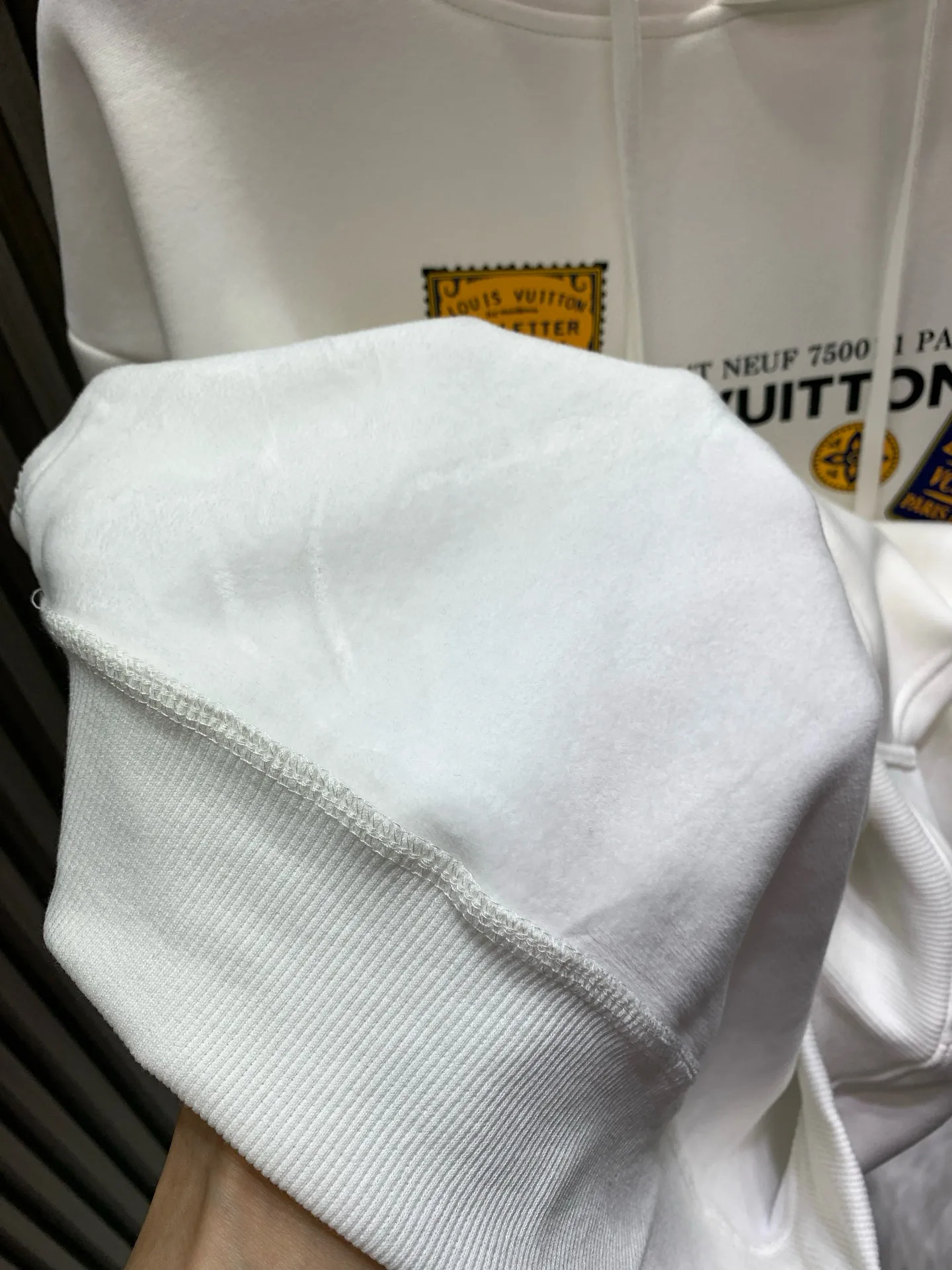 🅿️280 🀄️ Louis Vuitton 1v25ss new autumn and winter printed hooded sweatshirt 400 grams of pure cotton ➕ silver fox velvet This hooded round-neck sweatshirt follows the transatlantic journey of this series and celebrates the art of travel with distinctive elements. Cotton blended knitting presents the Damier pattern. The intarsia logo outlined by Yingze yarn is like a luggage tag. High-viscosity cotton material woolen fabric High-count cotton added Dry and avoids stuffiness. Light luxury. A must-have item for daily commuting for men and women. Correct version. Welcome to compare.